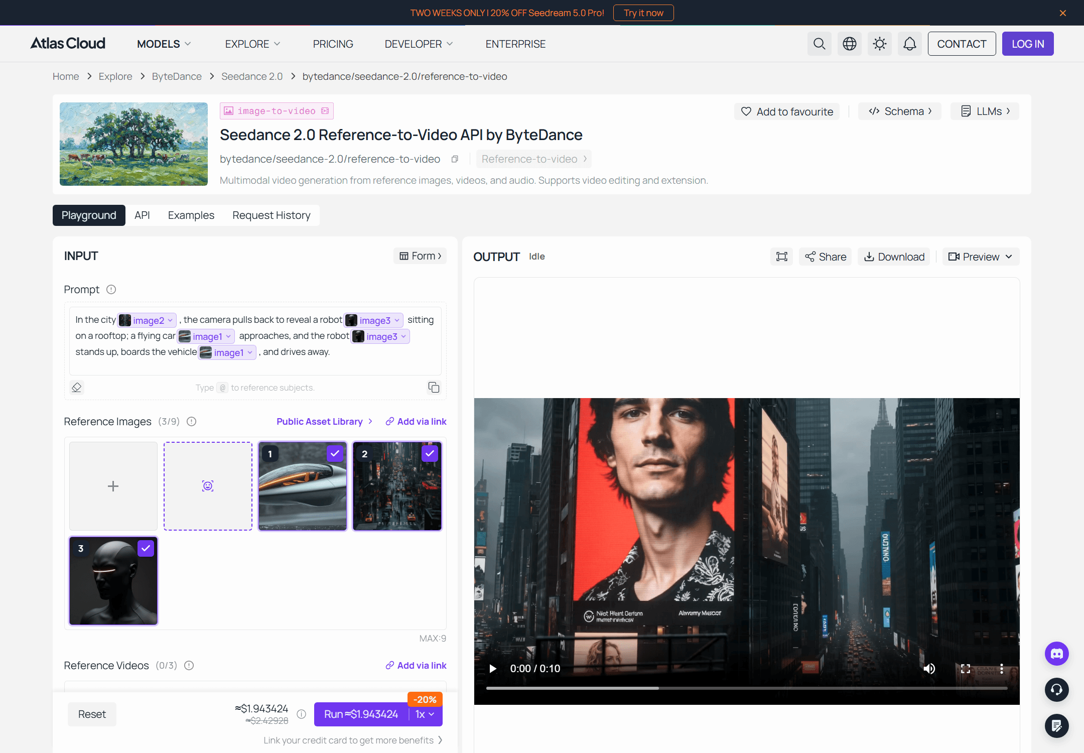 Echter Screenshot des Seedance 2.0 Referenz-zu-Video-Playgrounds auf Atlas Cloud. Das Prompt-Feld lautet: „In der Stadt @image2 zieht die Kamera zurück, um einen Roboter @image3 zu enthüllen, der auf einem Dach sitzt; ein fliegendes Auto @image1 nähert sich, und der Roboter @image3 steht auf, besteigt das Fahrzeug @image1 und fährt davon.“ Drei Referenzbilder sind geladen (ein futuristisches Auto, eine Stadtstraße, ein Roboter-Kopf), Referenzvideo-Slots sind leer, und der Run-Button zeigt ≈1,94 $ mit einem -20%-Abzeichen gegen einen durchgestrichenen ≈2,43 $.