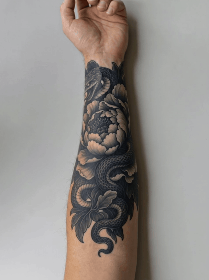 Five-second motion test: the forearm rotates and the fist closes while the black-and-grey peony and snake stretches with the muscle and stays locked to the skin